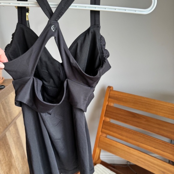 Lululemon Tank fits like a 6 size 8 - Picture 2 of 2